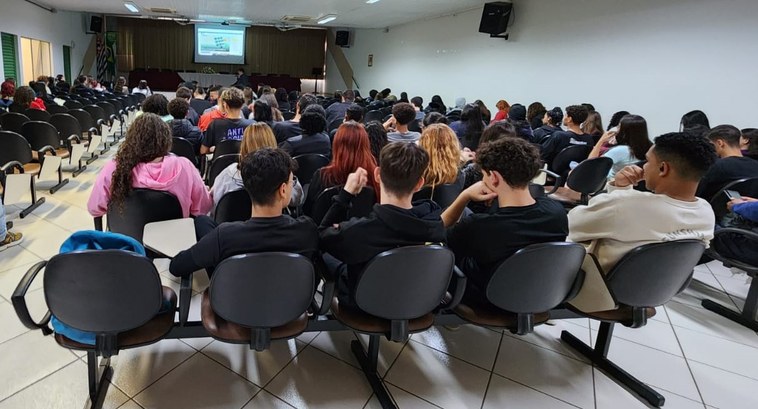 Ação da 139ª Zona Eleitoral busca facilitar o alistamento de estudantes que completam 16 anos an...