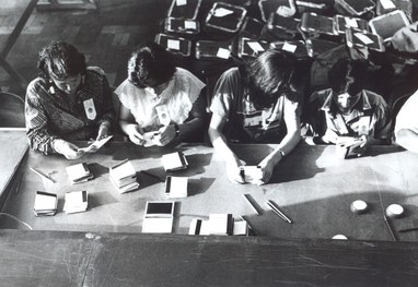 Telefonistas do TRE-SP na Central de Atendimento ao Eleitor nos anos 1950/1960