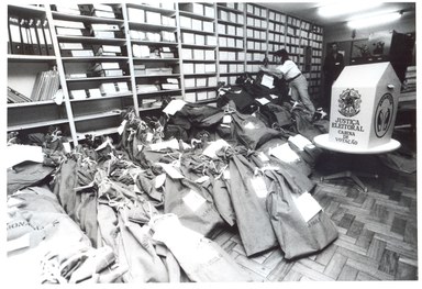 Telefonistas do TRE-SP na Central de Atendimento ao Eleitor nos anos 1950/1960