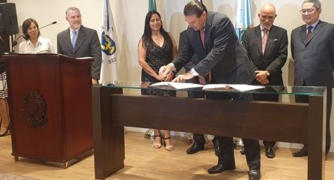 O desembargador Silmar Fernandes assinou um acordo de cooperação no TRT-15, em Campinas
