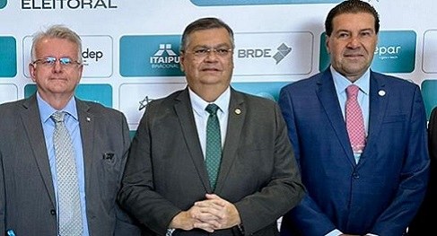 O presidente do TRE-PR, des. Sigurd Roberto Bengtsson; o ministro do STF Flávio Dino; e o des. S...