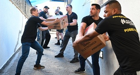 Voluntários retiram urnas da 2ª Zona Eleitoral para envio aos locais de votação