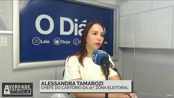 Chefe da 21ª Zona Eleitoral - Barretos dá entrevista em um estúdio de rádio