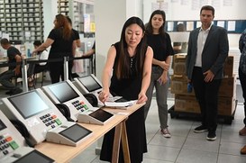 Urna eletrônica é preparada para votação durante cerimônia de carga e lacração na 1ª Zona Eleito...